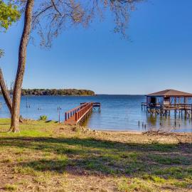 Waterfront Home at Lake Fork w/ Boardwalk, hotel en Emory