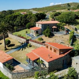 Finca con Piscina en Doniños، فندق في فيرول