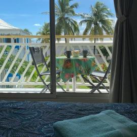 Studio bord de Mer avec Piscine - Le Manganao, Saint-François, hotel in Saint-François