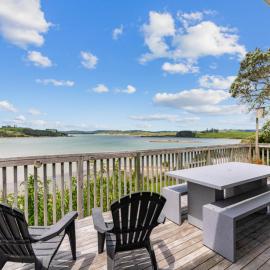 Harbour Escape - Paparoa Holiday Home, hotel v destinaci Matakohe