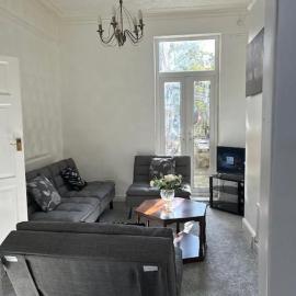 Spacious Grimsby Contractor Friendly Home Sleeps 12 and Free Parking、グリムズビーのホテル
