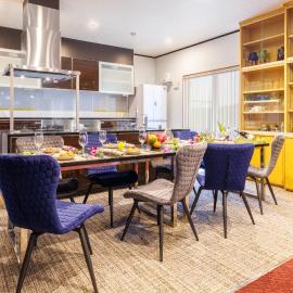 BBQ カラオケ ビリヤード 卓球も可能な露天風呂付き最大12名の一棟貸し KOEI HOUSE in KANNA, hotell i Ginoza