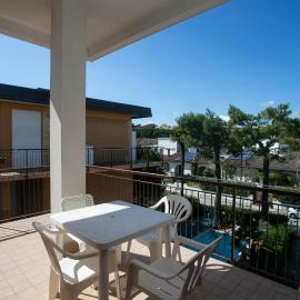 Marcelli, trilocale con terrazzo a due passi dal mare - M046, hotelli kohteessa Marcelli