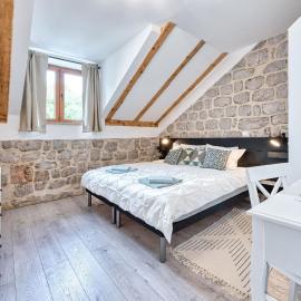 Villa Dovecote with Private Sauna, Jacuzzi & Gym, hotell sihtkohas Ston