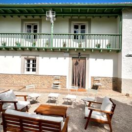 Casona típica cántabra cerca de la playa de Gerra