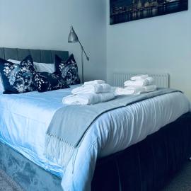 House - Sleeps 6 Hot-tub & Free Parking, hotel in Skelmersdale