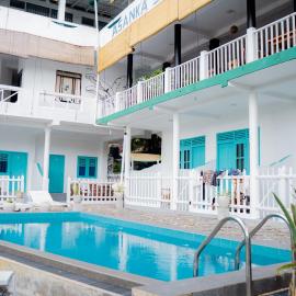 Asanka Surf House & Restaurant with pool, hotel din Midigama East