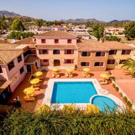 Residence with swimming-pool in Sos Alinos, hotel in Orosei