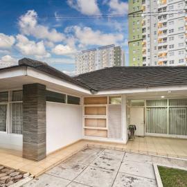 Large Villa 3BR Cieumbuleuit near PVJ & Cihamplas by 2ndHome, hotel di Bandung