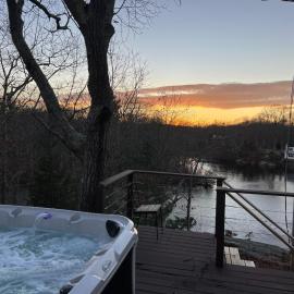 Waterfront Lakehouse Getaway in Clinton with HOT TUB, hotel in Clinton