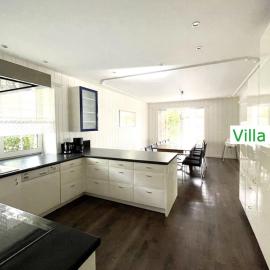 Ferienhaus Villa EMG Celle nah Hannover mit Pool, Kamin, Garten, Teich, Wald, Partyraum für Familien Gruppen bis 22 Personen, hotel di Celle