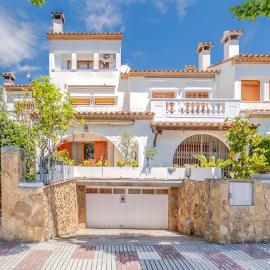 Beach Front Home In Platja D'aro With Wifi