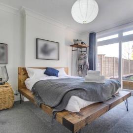 West Midlands-Contractor-Long stay-parking-4 beds