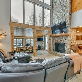 6 Mi to Skiing! Hot Tub Hideaway in Seven Devils, hotel i Seven Devils