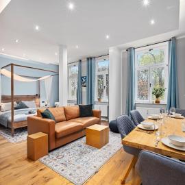 EDLER WOHNRAUM Stadtstudio mit Himmelbett, Weinkühler, Balkon, Miele-Kaffeevollautomat, Klima & WLAN 200 Mbps