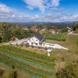 Zidanica sredi dolenjskih gričev - V gaj, Hotel in Trebnje