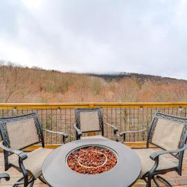 Hike, Ski & Soak: Beech Mtn Home w/ Views, Hot Tub, хотел в Бийч Маунтин