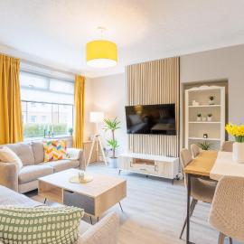 Stylish Two Bedroom Apartment with Private Parking