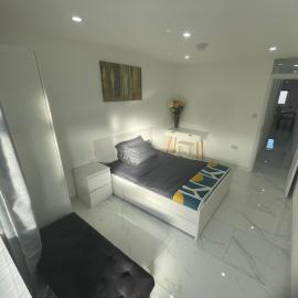 Newly built modern flat with free parking close to London Luton airport and L&D hospital, hotel in Dunstable