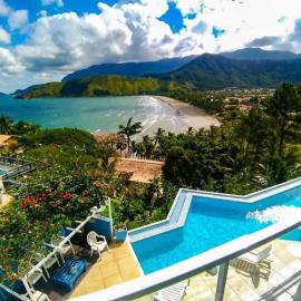 Vista cinematográfica com piscina de borda infinita e hidromassagem, hotel in São Sebastião