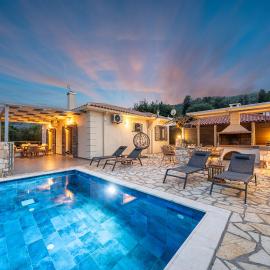 Villa Aggeliki - F&A Golden Stone Villas, hotel i Loukáta