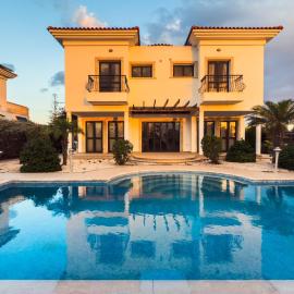 Beachfront Villa with Private Pool and Exotic Fruit Garden, hotel i Pyla
