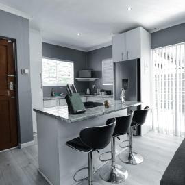 Milo's Sky Grey Guest House - No Load shedding
