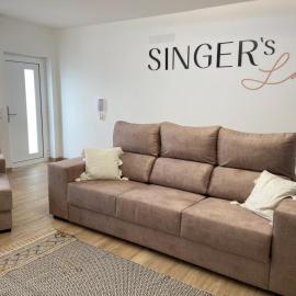 Singer's Lounge, hotel i Porto de Mós
