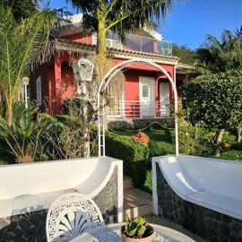 Villa River Ponta do Sol by Rentallido, hotel v destinaci Canhas