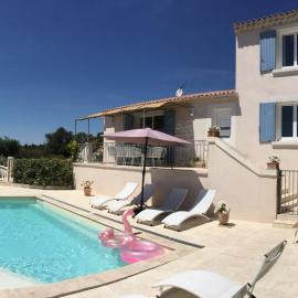 Vacation rental in the Alpilles, Provence, close to the village center - Beautiful view -Air conditionning Heated pool and spa - sleeps 8, hotel a Aureille
