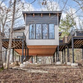 Whispering Pines Treehouse - Sunrise, hotell i High Hill