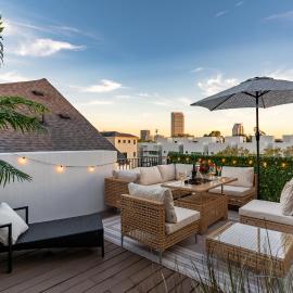 Luxe Stay HTX Rooftop Townhome with Private Garage, along Rice Military & 3 mi from Dtown, hotel in Houston
