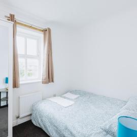 Single Room with Shared Bathroom, parking & wifi, hotel in Barking