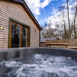 Ashenhurst, woodland lodge with hot tub for 4, hotel a Oakamoor