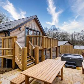 Derwent, woodland lodge with hot tub for 6