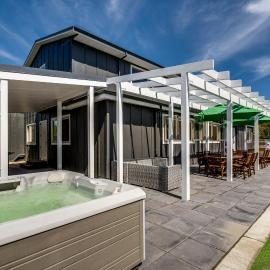 Aroha At 2252 - Waimarama Holiday Home, hotel in Waimarama