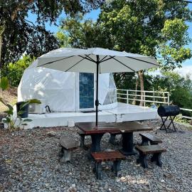 Gunung Medan Glamping & Cafe, hotel a Kangar