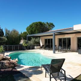 very pretty contemporary villa with pool located in Aureille in the alpilles, close to the center on foot. sleeps 4., hotel a Aureille