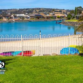 Lake Front - Tropical Retreat at Encounter Bay!: Encounter Bay şehrinde bir otel