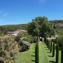 magnificient property with heated swimming-pool in the luberon - 14 persons, отель в городе Les Taillades