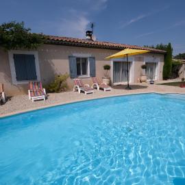 pretty holiday rental with swimming pool in isle-sur-la-sorgue, in the département of vaucluse, in provence 4 people