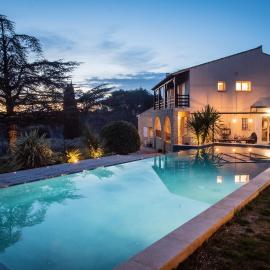 Slpendid villa with heated pool and Jacuzzi for 12 people in Saint-chamas、Saint-Chamasのホテル