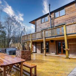 Beresford, woodland lodge, sauna, hot tubs & games for 18, hotel a Oakamoor