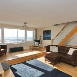 Fabulous beachfront 3 bed house with parking, hotel in Cleveleys