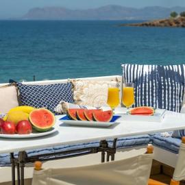 Beach House Kalamaki steps away from the beach, Hotel in Galatás