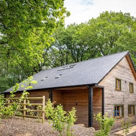 Errwood, woodland lodge with hot tubs for 14, hotel in Oakamoor
