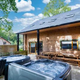 Throwley, woodland lodge with hot tubs for 14, hotel a Oakamoor