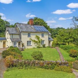 Lower Spire Cottages sleeps 11, hotel Dulvertonban