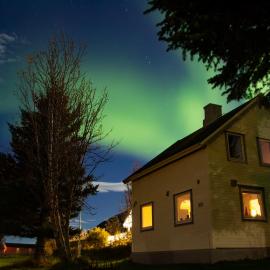 Traditional Arctic Farmhouse – hotel w mieście Sørlenangen