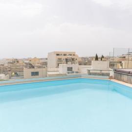 Large apartment with pool, hotel in Is-Swieqi